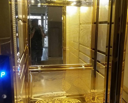آینه در آسانسور
